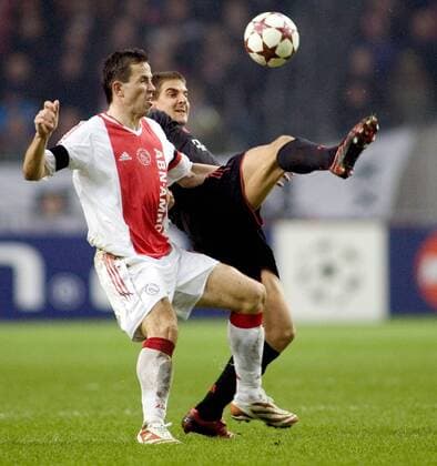 Tomas Galasek (Ajax, li.) gegen Sebastian Deisler (Bayern) Fußball EC 1 Herren Champions League 2004 2005, Ajax Amsterdam - FC Bayern München 2:2 Gruppe Amsterdam Dynamik,