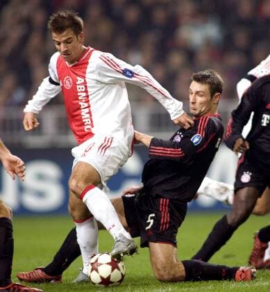 Rafael van der Vaart (Ajax, li.) gegen Robert Kovac (Bayern) Fußball EC 1 Herren Champions League 2004 2005, Ajax Amsterdam - FC Bayern München 2:2 Gruppe Amsterdam Dynamik, Kampf,