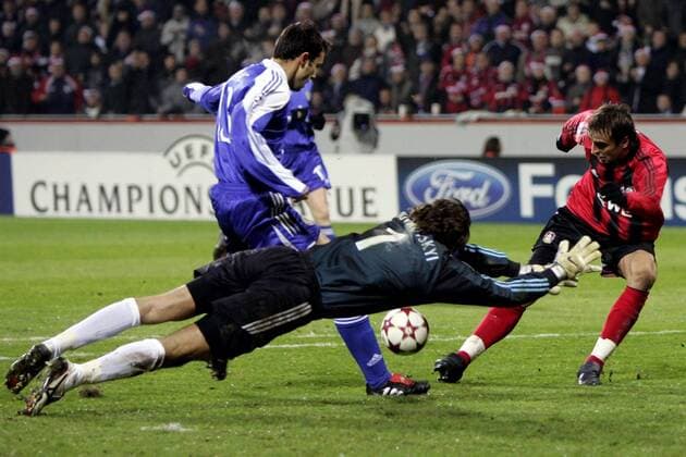 Dimitar Berbatov (Leverkusen, re.) gegen Torwart Olexandr Shovkovskiy (Mitte) und Goran Sablic (beide Dinamo Kiev) Fußball EC 1 Herren Champions League 2004 2005, Bayer 04 Leverkusen - Dynamo Kiew 3:0 Gruppe Leverkusen Dynamik,
