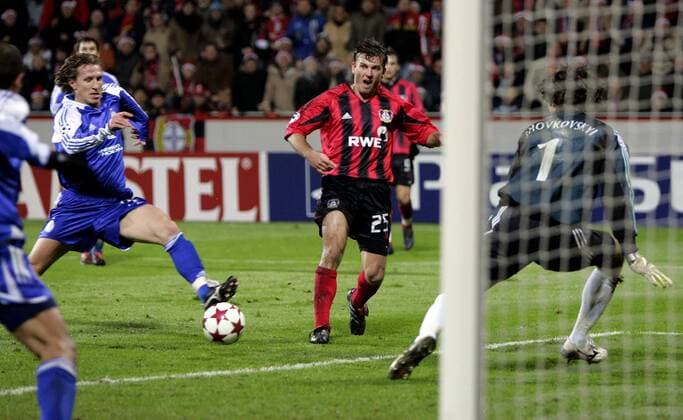 Bernd Schneider (Leverkusen, re.) mit der Vorarbeit zum 2:0, Fedorov (Dynamo Kiew) erreicht den Ball nicht mehr Fußball EC 1 Herren Champions League 2004 2005, Bayer 04 Leverkusen - Dynamo Kiew 3:0 Gruppe Leverkusen Dynamik,