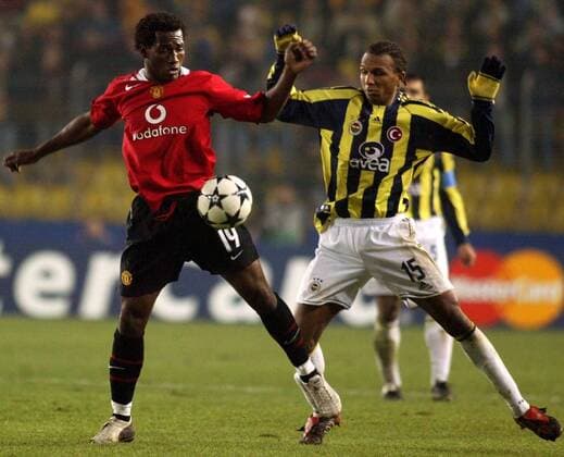 Eric Djemba Djemba (Manchester United, li.) gegen Marco Aurelio (Fenerbahce) Fußball EC 1 Herren Champions League 2004 2005, Fenerbahce Istanbul - Manchester United 3:0, ManU Gruppe Istanbul Dynamik,