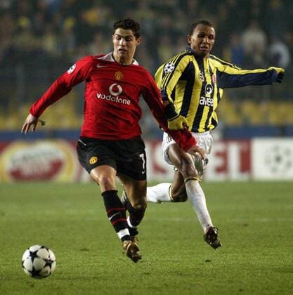 Cristiano Ronaldo (Manchester United, li.) gegen Marco Aurelio (Fenerbahce) Fußball EC 1 Herren Champions League 2004 2005, Fenerbahce Istanbul - Manchester United 3:0, ManU Gruppe Istanbul Dynamik,