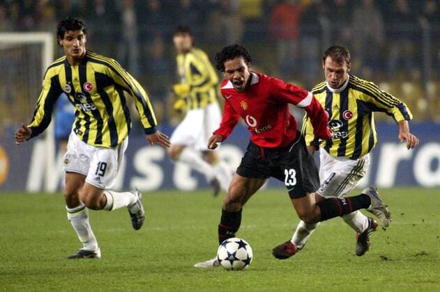 Kieran Richardson (Manchester United, vorn) gegen Serkan Balci (re.) und Önder Turaci (beide Fenerbahce) Fußball EC 1 Herren Champions League 2004 2005, Fenerbahce Istanbul - Manchester United 3:0, ManU Gruppe Istanbul Dynamik,