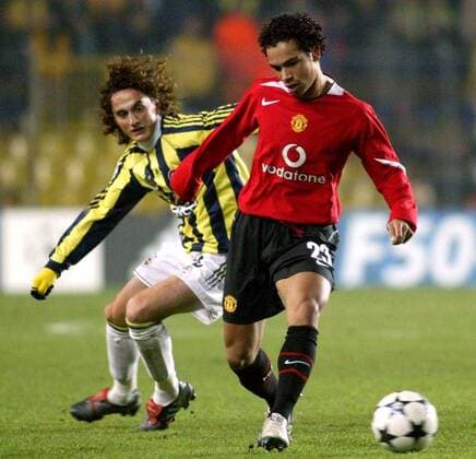 Kieran Richardson (Manchester United, vorn) gegen Tuncay Sanli (Fenerbahce) Fußball EC 1 Herren Champions League 2004 2005, Fenerbahce Istanbul - Manchester United 3:0, ManU Gruppe Istanbul Dynamik,