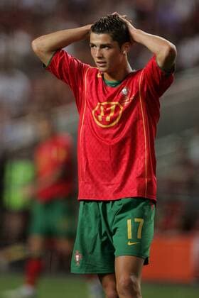 Cristiano Ronaldo (Portugal) enttäuscht - NOT TO BE PUBLISHED IN JAPANESE MEDIA Fußball EM Herren Euro 2004, Europameisterschaft, Länderspiel, Nationalmannschaft, Nationalteam, Finale, Endspiel Einzelbild Lissabon Enttäuschung,