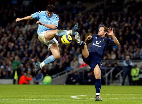 Joey Barton (Manchester City, li.) gegen Michael Brown (Tottenham Hotspur, Serie 2 3) Fußball Herren English Premier League 2004 2005, 1. Englische Liga, Manchester City - Tottenham Hotspurs 0:1, Spurs Gruppe Manchester Dynamik, Kampf,