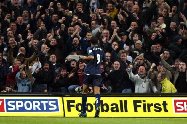Football first - Torschütze Frederic Kanoute (Tottenham Hotspur) läßt sich von den Spurs Fans umjubeln Fußball Herren English Premier League 2004 2005, 1. Englische Liga, Tottenham Hotspurs, Spurs Totale o0 BSKYB, Wirtschaft, Sender, Fernsehsender Manchester Begeisterung, Freude,