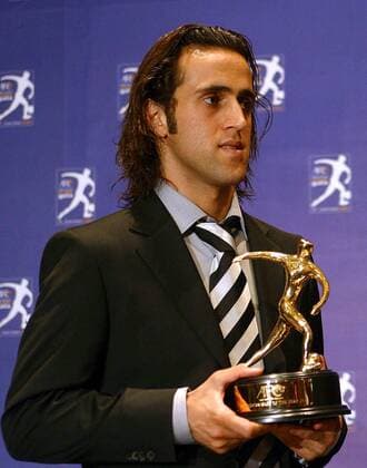 Asiens Fußballer des Jahres 2004: Ali Karimi (Iran Al Ahli Club) präsentiert die Trophäe - NOT TO BE PUBLISHED IN CHINESE MEDIA Fußball Herren Wahl zum AFC Fußballer des Jahres 2004, Asien, Spieler, Ehrung, Auszeichnung, Spielerehrung, Vdig Einzelbild Kuala Lumpur