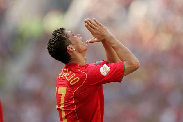 Cristiano Ronaldo (Portugal) verzweifelt - NOT TO BE PUBLISHED IN JAPANESE MEDIA Fußball EM Herren Euro 2004, Europameisterschaft, Länderspiel, Nationalmannschaft, Nationalteam, Gruppe A, Vdig Einzelbild Porto Enttäuschung, Verzweiflung,