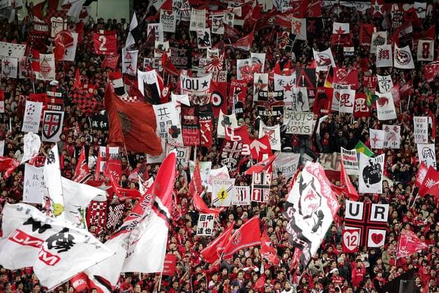 Fanfahnen und Doppelhalter im Block der Urawa Reds - PUBLISHING RIGHTS FOR GERMAN MEDIA ONLY Fußball Herren Suntory Championship 2004, J League, JLeague, 1. Japanische Liga, Finale, Endspiel, Rückspiel, Vdig Totale aflo1035 Saitama