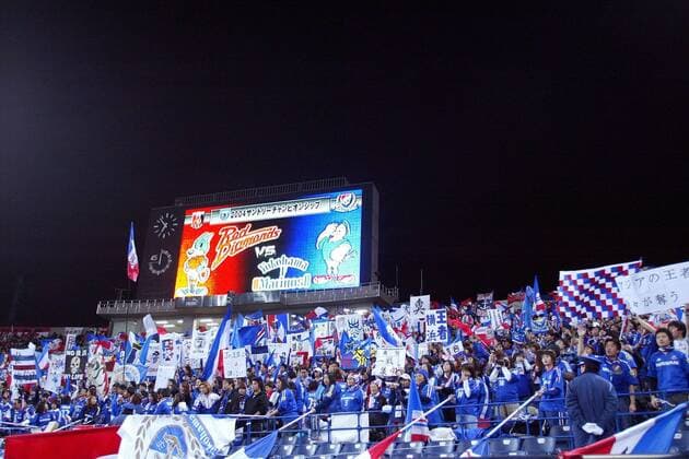 Fans der Yokohama Marinos unter der Anzeigetafel, die die Partie gegen die Urawa Reds ankündigt - PUBLISHING RIGHTS FOR GERMAN MEDIA ONLY Fußball Herren Suntory Championship 2004, J League, JLeague, 1. Japanische Liga, Finale, Endspiel, Rückspiel, Vdig Totale aflo1035, Saitama Stadium Saitama