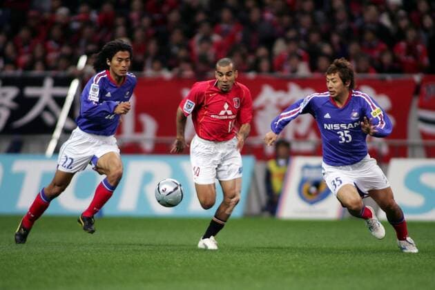 Emerson (Mitte, Urawa Reds) gegen Ryuji Kawaki (re.) und Yuji Nakazawa (beide Yokohama Marinos) - PUBLISHING RIGHTS FOR GERMAN MEDIA ONLY Fußball Herren Suntory Championship 2004, J League, JLeague, 1. Japanische Liga, Finale, Endspiel, Rückspiel, Vdig Gruppe aflo1035 Saitama Dynamik,