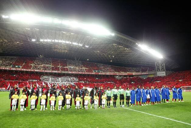Vorstellung der Urawa Reds (li.) und der Yokohama Marinos im ausverkauften Saitama Stadium - PUBLISHING RIGHTS FOR GERMAN MEDIA ONLY Fußball Herren Suntory Championship 2004, J League, JLeague, 1. Japanische Liga, Finale, Endspiel, Rückspiel, Vdig Totale aflo1035, Saitama Stadium Saitama