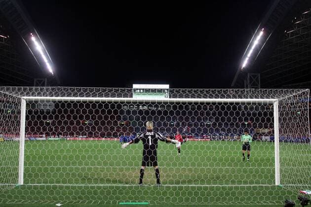 Elfmeterschießen: Torwart Tatsuya Enomoto (Yokohama Marinos) - PUBLISHING RIGHTS FOR GERMAN MEDIA ONLY Fußball Herren Suntory Championship 2004, J League, JLeague, 1. Japanische Liga, Finale, Endspiel, Rückspiel, Vdig Totale aflo1035, Saitama Stadium Saitama