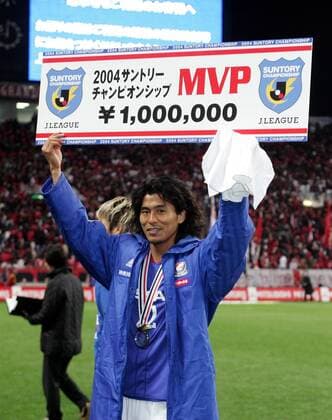 Yuji Nakazawa (Yokohama Marinos) erhält als wertvollster Spieler der J League einen symbolischen Scheck über 1 Million Yen - PUBLISHING RIGHTS FOR GERMAN MEDIA ONLY Fußball Herren Suntory Championship 2004, J League, JLeague, 1. Japanische Liga, Finale, Endspiel, Rückspiel, Vdig Gruppe aflo1035 Saitama Freude,