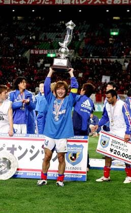 Daisuke Oku (Yokohama Marinos) präsentiert nach dem Gewinn der japanischen Meisterschaft 2004 den Pokal - PUBLISHING RIGHTS FOR GERMAN MEDIA ONLY Fußball Herren Suntory Championship 2004, J League, JLeague, 1. Japanische Liga, Finale, Endspiel, Rückspiel, Vdig Einzelbild aflo1035 Saitama Freude,