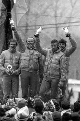 Der DDR Viererbob mit (v.li.) Bogdan Musiol, Bernhard Germeshausen, Meinhard Nehmer und Hans Jürgen Gerhardt freut sich über seinen Olympiasieg in Lake Placid Bobsport OS Winter Herren Olympische Winterspiele 1980, Olympia, Olympiade, Spiele, Bob, Vierer, Viererbob, 4er, Vsw, Vneg Gruppe Lake Placid Freude,