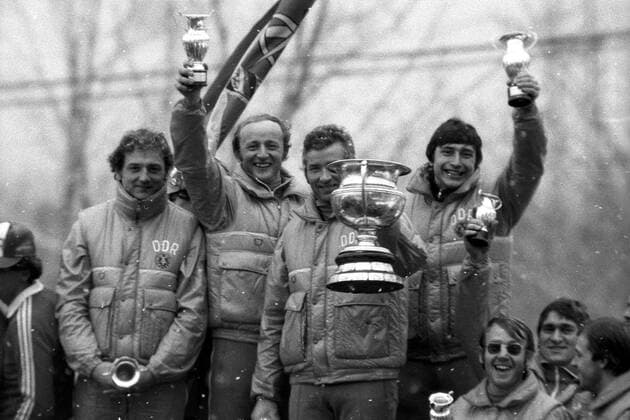 Der DDR Viererbob mit (v.li.) Bogdan Musiol, Bernhard Germeshausen, Meinhard Nehmer und Hans Jürgen Gerhardt freut sich über seinen Olympiasieg in Lake Placid Bobsport OS Winter Herren Olympische Winterspiele 1980, Olympia, Olympiade, Spiele, Bob, Vierer, Viererbob, 4er, Vsw, Vneg Gruppe Lake Placid Freude,