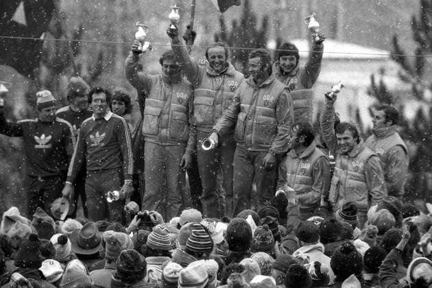 Siegerehrung Viererbob - DDR I (Bogdan Musiol, Bernhard Germeshausen, Meinhard Nehmer, Hans Jürgen Gerhardt) vor Schweiz I (Erich Schärer, Ulrich Bächli, Rudolf Marti, Josef Benz) und DDR II (Horst Schönau, Roland Wetzig, Detlef Richter, Andreas Kirchner) Bobsport OS Winter Herren Olympische Winterspiele 1980, Olympia, Olympiade, Spiele, Bob, Vierer, Viererbob, 4er, Vsw, Vneg Totale Lake Placid Freude,