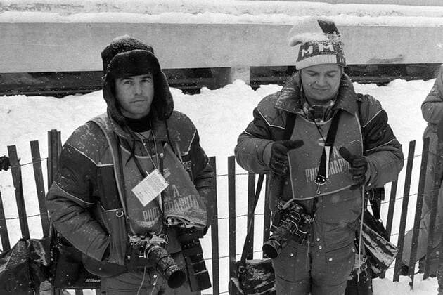 Wolfgang Behrendt, 85. Geburtstag am 14. Juni Sportfotograf Wolfgang Behrendt (DDR, li.) wartet mit seinen Kollegen am Rande des Wettkampfes Rennrodeln OS Winter Herren Olympische Winterspiele 1980, Olympia, Olympiade, Spiele, Rodeln, Rennschlittensport, Vsw, Vneg Gruppe Lake Placid