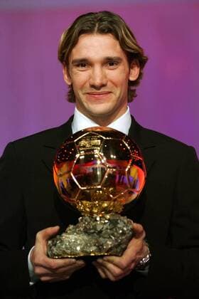 Europas Fußballer des Jahres Andriy Shevchenko (Milan) mit dem Goldenen Ball - PUBLISHING RIGHTS FOR GERMAN MEDIA ONLY Fußball Herren Serie A 2004 2005, 1. Italienische Liga, AC Mailand, Ehrung, Auszeichnung, Spielerehrung o0 dOr, Einzelbild pan7910 Paris  