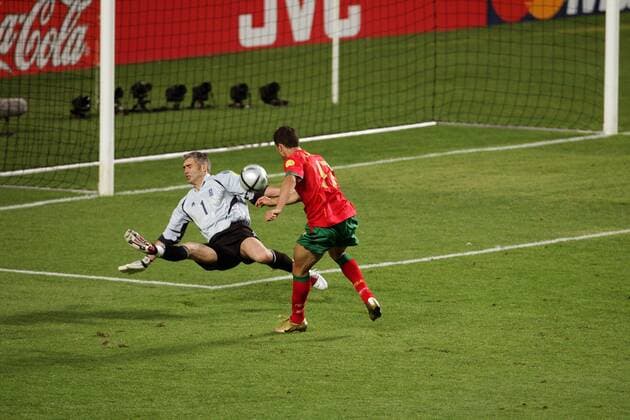 Fußball, EM Finale 2004 in Lissabon, Portugal - Griechenland 0:1 Torwart Antonios Nikopolidis (Griechenland, li.) wehrt einen Schuß von Cristiano Ronaldo (Portugal) ab Fußball EM Herren Euro 2004, Europameisterschaft, Länderspiel, Nationalmannschaft, Nationalteam, Finale, Endspiel, Gruppe Lissabon Abwehr, Dynamik,