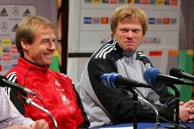 Bundestrainer Jürgen Klinsmann (li.) und Torwart Oliver Kahn (beide Deutschland) haben während der Pressekonferenz viel Spaß Fußball Herren Asienreise 2004, Asientour, Nationalmannschaft, Nationalteam, Pressekonferenz, PK, Pressetermin, Gruppe Länderspielreise Yokohama