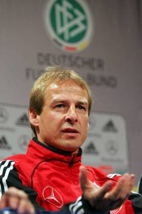 Bundestrainer Jürgen Klinsmann (Deutschland) während der Pressekonferenz Fußball Herren Asienreise 2004, Asientour, Nationalmannschaft, Nationalteam, Pressekonferenz, PK, Pressetermin, Porträt Länderspielreise Yokohama