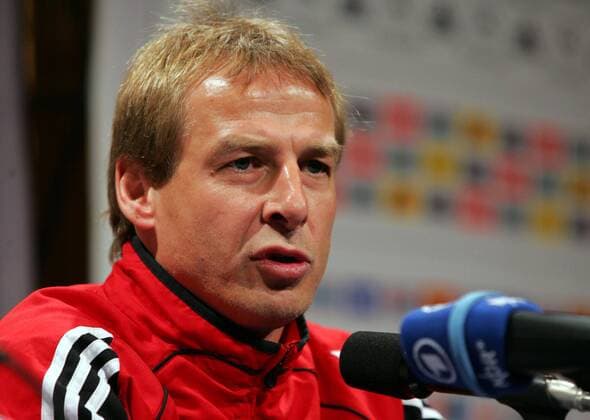Bundestrainer Jürgen Klinsmann (Deutschland) während der Pressekonferenz Fußball Herren Asienreise 2004, Asientour, Nationalmannschaft, Nationalteam, Pressekonferenz, PK, Pressetermin, Porträt Länderspielreise Yokohama