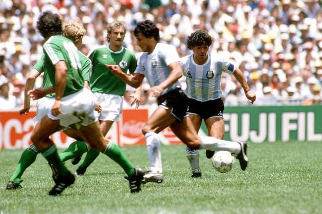 Diego Armando Maradona (re., Argentinien) am Ball, hi. Rudi Völler (BR Deutschland) - PUBLICATION FOR GERMAN, SWISS, AUSTRIAN AND HUNGARIAN MEDIA ONLY (Icon5476998) Fußball WM Herren Weltmeisterschaft 1986, Länderspiel, Finale, Endspiel, Nationalmannschaft, Nationalteam Gruppe Mexiko-Stadt, Mexico-City Dynamik, EDITORIAL USE ONLY