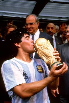 Diego Armando Maradona (Argentinien) küßt den FIFA Weltpokal, dahinter Bundeskanzler Helmut Kohl (BR Deutschland) - PUBLICATION FOR GERMAN, SWISS, AUSTRIAN AND HUNGARIAN MEDIA ONLY (Icon5476999) Fußball WM Herren Weltmeisterschaft 1986, Länderspiel, Finale, Endspiel, Nationalmannschaft, Nationalteam Einzelbild Bundespolitik, Bundesregierung, Staatsoberhaupt Mexiko-Stadt, Mexico-City, Aufmacher Glück, Begeisterung, Freude, EDITORIAL USE ONLY