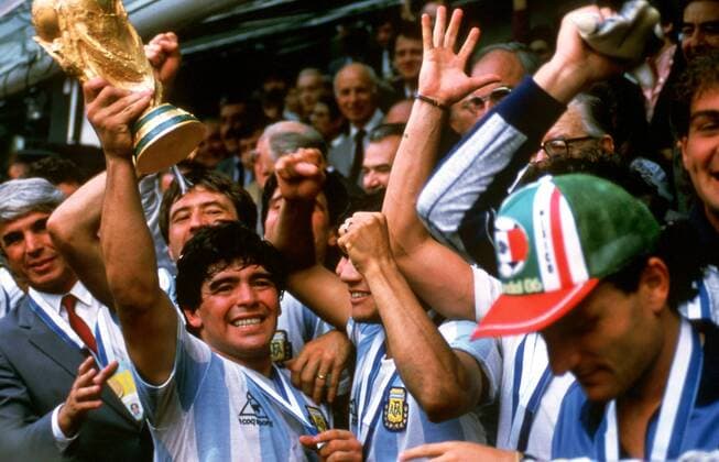 Diego Armando Maradona (li., Argentinien) präsentiert den FIFA Weltpokal - PUBLICATION FOR GERMAN, SWISS, AUSTRIAN AND HUNGARIAN MEDIA ONLY (Icon5477000) Fußball WM Herren Weltmeisterschaft 1986, Länderspiel, Finale, Endspiel, Nationalmannschaft, Nationalteam Gruppe Mexiko-Stadt, Mexico-City Glück, Begeisterung, Freude, EDITORIAL USE ONLY