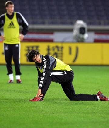 Michael Ballack (Deutschland) kniet am Boden Fußball Herren Asienreise 2004, Asientour, Nationalmannschaft, Nationalteam, Training, Vdig Einzelbild Asien, Länderspielreise Yokohama, Vorbereitung