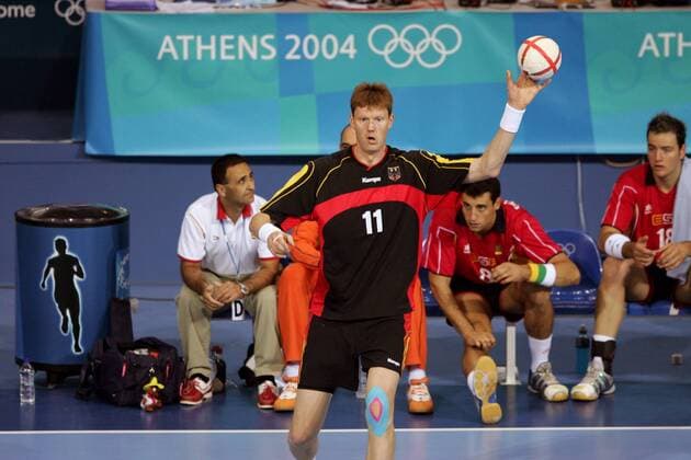 Volker Zerbe (Deutschland) am Ball Handball OS Sommer Herren Olympische Sommerspiele Athen 2004, Olympia, Olympiade, Spiele, Länderspiel, Viertelfinale Einzelbild Faliron, Faliro