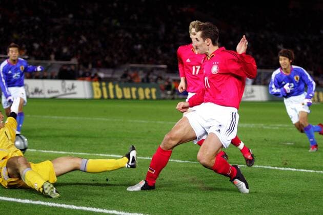 Miroslav Klose (Deutschland, re.) erzielt die 0:1-Führung Fußball Länderspiel Herren Asienreise 2004, Asientour, Länderspiel, Nationalmannschaft, Nationalteam, Nationaltrikot, Gruppe Asien Länderspielreise Yokohama Dynamik,