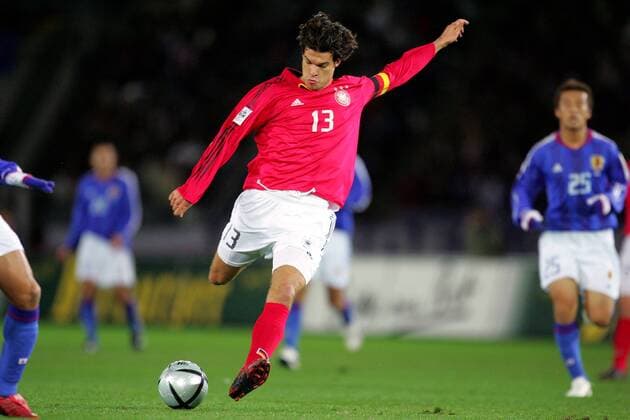 Michael Ballack (Deutschland) zieht ab - NOT TO BE PUBLISHED IN JAPANESE MEDIA Fußball Länderspiel Herren Asienreise 2004, Asientour, Länderspiel, Japan - Deutschland 3:0, Freundschaftsspiel, Testspiel Einzelbild Asien Länderspielreise Yokohama Dynamik,