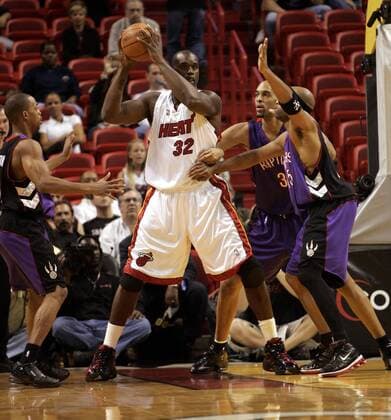 Shaquille O Neal (Miami Heat, Mitte) gegen Vince Carter (re.) und Loren Woods (beide Toronto Raptors, 2.v.re.) - PUBLICATION ONLY FOR GERMAN, SWISS, AUSTRIAN AND HUNGARIAN MEDIA (Icon5349864) Basketball Herren NBA 2004 2005, Miami Heat - Toronto Raptors 92:94 Gruppe Miami EDITORIAL USE ONLY