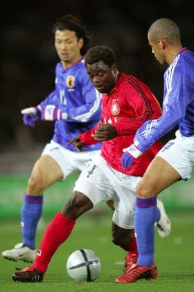 Gerald Asamoah (Deutschland, Mitte) gegen Alex (Japan, re.) - NOT TO BE PUBLISHED IN JAPANESE MEDIA Fußball Länderspiel Herren Asienreise 2004, Asientour, Länderspiel, Freundschaftsspiel, Test, Testspiel, Asien Gruppe Yokohama Dynamik,