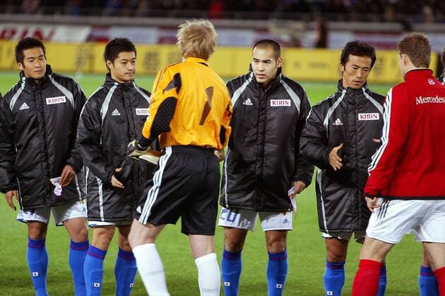 Man kennt sich: Torwart Oliver Kahn (Deutschland) begrüßt Naohiro Takahara (2.v.re.), daneben v.li.: Akira Kaji, Mitsuo Ogasawara und Toshiya Fujita (alle Japan) - PUBLISHING RIGHTS FOR GERMAN MEDIA ONLY Fußball Länderspiel Herren Asienreise 2004, Asientour, Länderspiel, Nationalmannschaft, Nationalteam, Nationaltrikot, Vdig Gruppe aflo1040 Yokohama