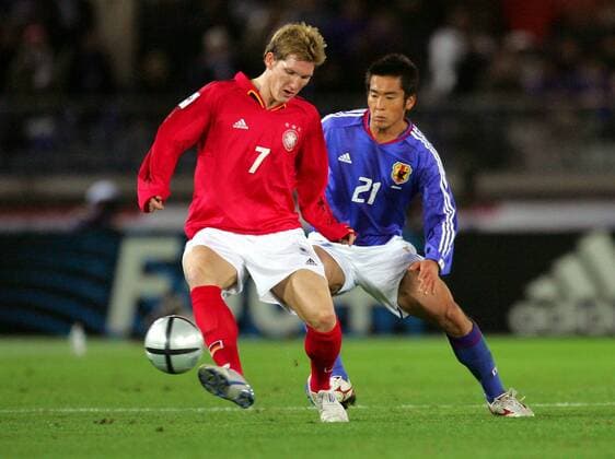 Bastian Schweinsteiger (Deutschland, li.) gegen Akira Kaji (Japan) - NOT TO BE PUBLISHED IN JAPANESE MEDIA Fußball Länderspiel Herren Asienreise 2004, Asientour, Länderspiel, Freundschaftsspiel, Test, Testspiel, Asien Gruppe Yokohama