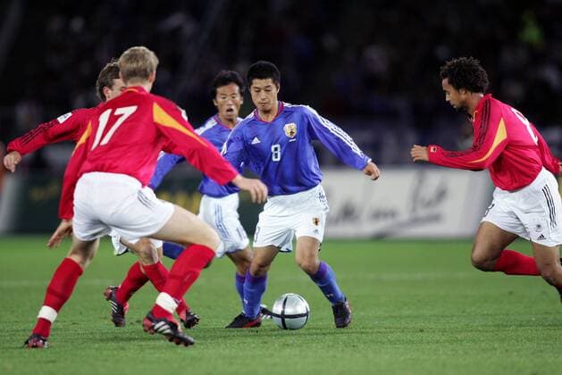 Mitsuo Ogasawara (Japan, Mitte) gegen Mertesacker (li.) und Patrick Owomoyela (beide Deutschland) - PUBLISHING RIGHTS FOR GERMAN MEDIA ONLY Fußball Länderspiel Herren Asienreise 2004, Asientour, Länderspiel, Nationalmannschaft, Nationalteam, Nationaltrikot, Vdig Gruppe aflo1040 Yokohama Dynamik,