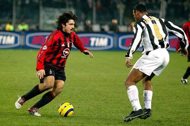 Gennaro Gattuso (Milan) am Ball, re. Emerson (Juventus) Fußball Herren Serie A 2004 2005, 1. Italienische Liga, Juventus Turin - AC Mailand 0:0, Juve Gruppe Turin Dynamik,