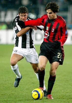 Kaka (Milan, re.) gegen Manuele Blasi (Juventus) Fußball Herren Serie A 2004 2005, 1. Italienische Liga, Juventus Turin - AC Mailand 0:0, Juve Gruppe Turin Dynamik,