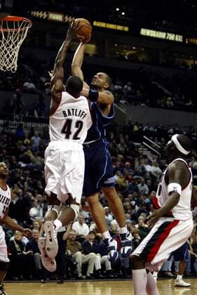 Theo Ratliff (Portland Trail Blazers, li.) blockt Carlos Boozer (Utah Jazz) - PUBLICATION ONLY FOR GERMAN, SWISS, AUSTRIAN AND HUNGARIAN MEDIA (Icon7198009) Basketball Herren NBA 2004 2005, Portland Trail Blazers - Utah Jazz 98:88 Gruppe Trailblazers Portland Dynamik, Höhe, EDITORIAL USE ONLY