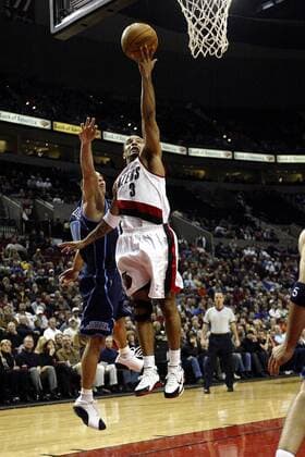 Damon Stoudamire (Portland Trail Blazers, re.) - Korbleger gegen Carlos Arroyo (Utah Jazz) - PUBLICATION ONLY FOR GERMAN, SWISS, AUSTRIAN AND HUNGARIAN MEDIA (Icon7197986) Basketball Herren NBA 2004 2005, Portland Trail Blazers - Utah Jazz 98:88 Gruppe Trailblazers Portland Dynamik, Höhe, EDITORIAL USE ONLY