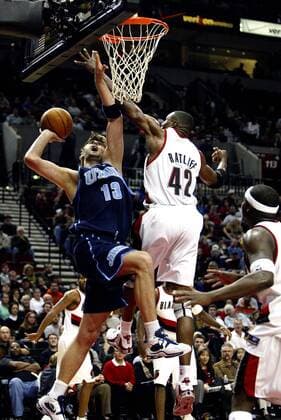 Mehmet Okur (Utah Jazz, li.) gegen Theo Ratliff (Portland Trail Blazers) - PUBLICATION ONLY FOR GERMAN, SWISS, AUSTRIAN AND HUNGARIAN MEDIA (Icon7198012) Basketball Herren NBA 2004 2005, Portland Trail Blazers - Utah Jazz 98:88 Gruppe Trailblazers Portland Dynamik, Kampf, Höhe, EDITORIAL USE ONLY