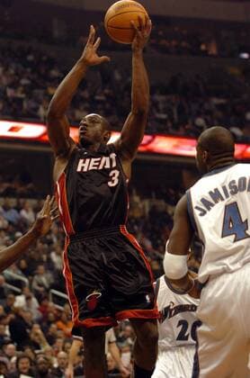 Dwyane Wade (Miami Heat) am Ball - PUBLICATION ONLY FOR GERMAN, SWISS, AUSTRIAN AND HUNGARIAN MEDIA (Icon74910272) Basketball Herren NBA 2004 2005 Einzelbild Washington EDITORIAL USE ONLY