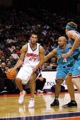 Jason Kapono (Charlotte Bobcats, li.) gegen David Wesley (New Orleans Hornets) - PUBLICATION ONLY FOR GERMAN, SWISS, AUSTRIAN AND HUNGARIAN MEDIA (Icon4090153) Basketball Herren NBA 2004 2005, Charlotte Bobcats - New Orleans Hornets 94:93, Vdig Gruppe Charlotte Dynamik, EDITORIAL USE ONLY