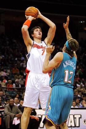 Primoz Brezec (Charlotte Bobcats, li.) gegen Chris Andersen (New Orleans Hornets) - PUBLICATION ONLY FOR GERMAN, SWISS, AUSTRIAN AND HUNGARIAN MEDIA (Icon4090154) Basketball Herren NBA 2004 2005, Charlotte Bobcats - New Orleans Hornets 94:93, Vdig Gruppe Charlotte Dynamik, EDITORIAL USE ONLY