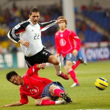 Park Jae Hong (li., Südkorea) gegen Kevin Kuranyi (Deutschland) Fußball Länderspiel Herren Länderspiel 2004, Testspiel, Freundschaftsspiel, Test, Asienreise, Asientour, Länderspielreise Gruppe Busan Dynamik,